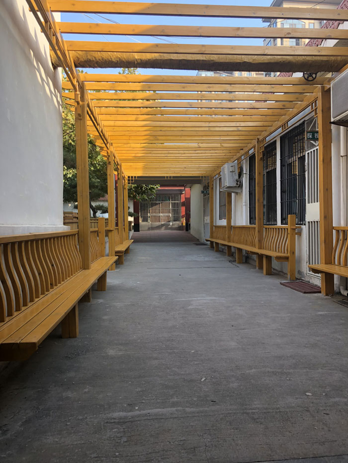 托管中心新建木质长廊正式启用